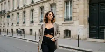 Jeune femme élégante portant une tenue Shein moderne dans une rue parisienne, illustrant l'impact des collections Shein 2025 sur la mode française.