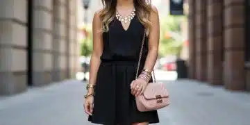 Jeune femme stylée avec des accessoires SHEIN, transformant une tenue simple en look tendance pour 2025.