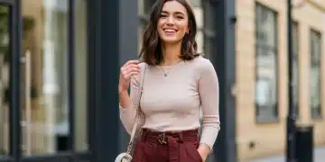 Jeune femme élégante posant avec un look SHEIN moderne et coordonné en milieu urbain, souriant avec confiance.