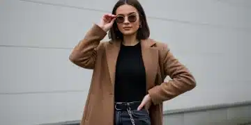 Jeune femme élégante posant avec assurance dans une tenue tendance, évitant les erreurs de style courantes de SHEIN.