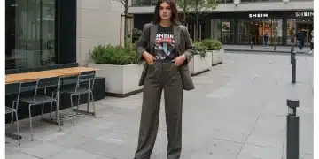 Jeune femme portant un look SHEIN tendance début 2025, blazer, t-shirt graphique, pantalon large, en milieu urbain.