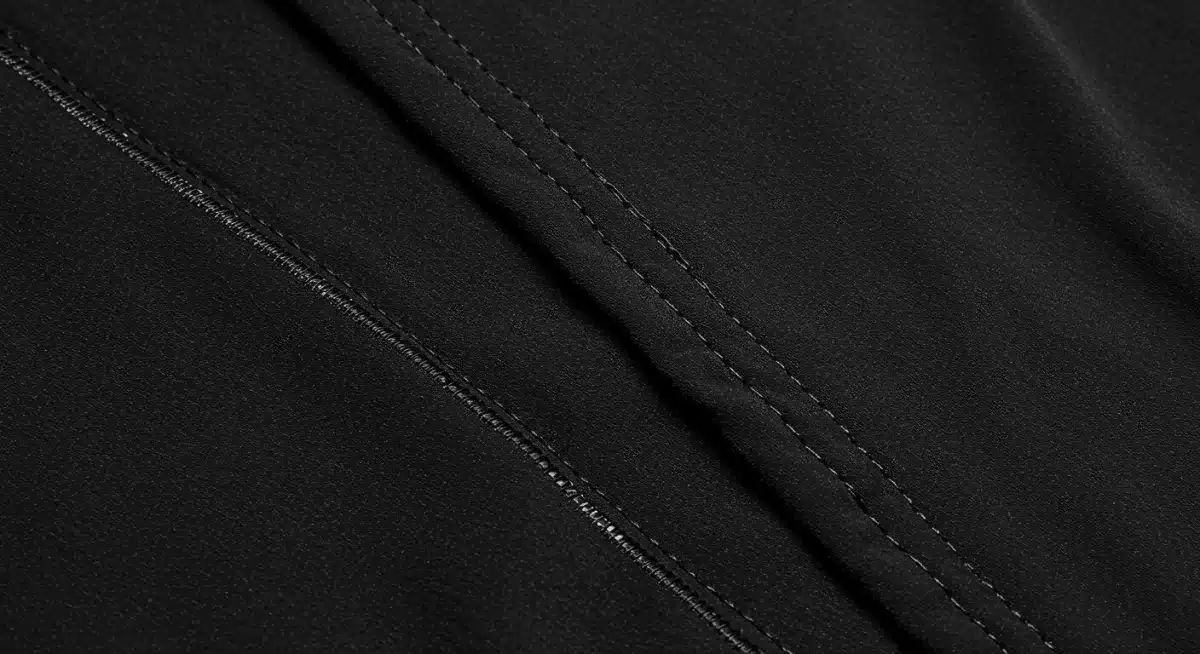 Gros plan sur différentes textures de tissus SHEIN, certaines de qualité inférieure et d'autres surprenantes, illustrant l'importance de la matière.