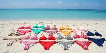 Avis détaillé maillots SHEIN 2025 : tenue et résistance après 10 lavages Collection colorée de maillots de bain SHEIN sur une plage ensoleillée