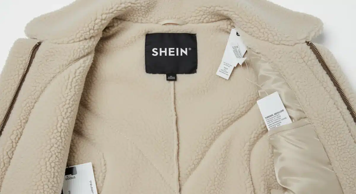 Détail de la doublure thermique innovante d'un manteau SHEIN, montrant la texture douce et les coutures de qualité supérieure pour une isolation efficace contre le froid.