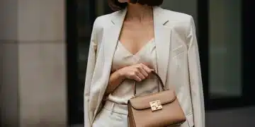Femme élégante adoptant le style 'quiet luxury' avec des vêtements neutres et des accessoires raffinés, symbolisant la mode accessible de SHEIN en 2026.