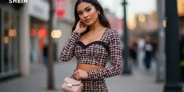 Jeune femme stylée portant une tenue tendance SHEIN 2025 dans un décor urbain moderne, incarnant les tendances mode incontournables.