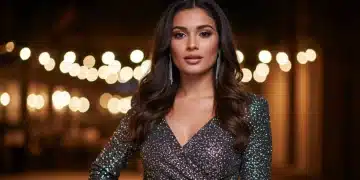 Femme souriante portant une robe de soirée pailletée SHEIN, style fêtes 2026, dans un décor festif et lumineux.