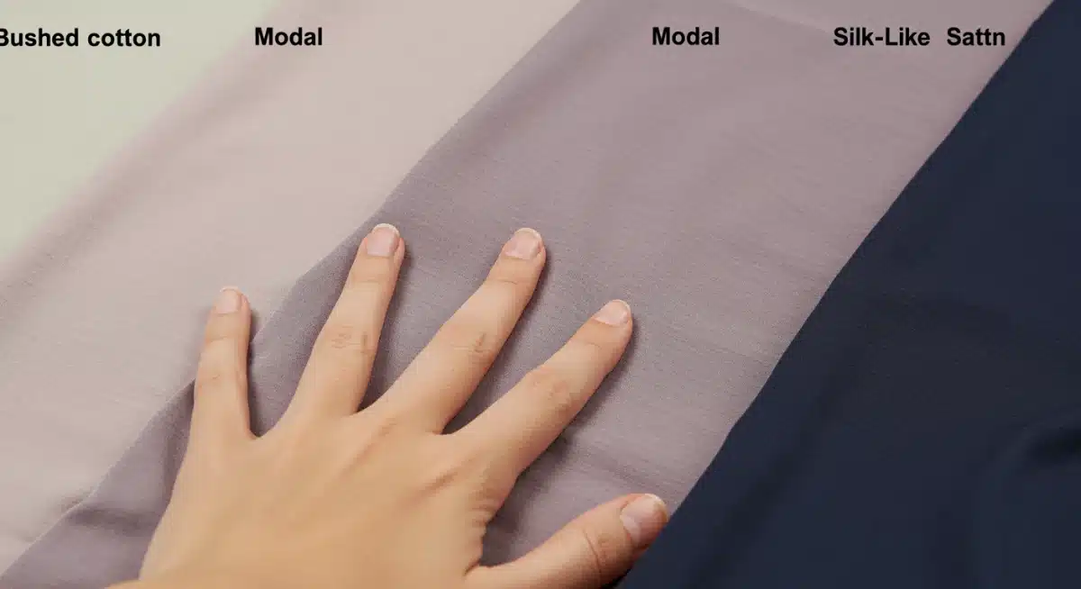 Gros plan sur les textures de tissus de pyjamas SHEIN, montrant la douceur du coton brossé, du modal et du satin pour 2026.