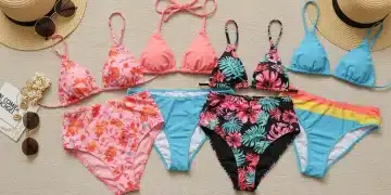 Collection colorée de maillots de bain SHEIN 2026 sur une serviette de plage, avec des accessoires d'été.