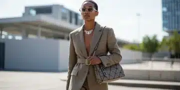 Femme stylée transformant un look basique avec des accessoires tendance 2026