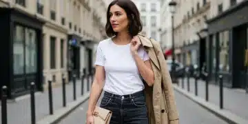 Femme élégante en chemise blanche, jean et trench-coat, style dressing capsule français