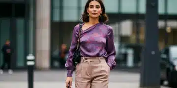 Couleurs Pantone 2026 : Guide SHEIN pour des Looks Tendance Femme élégante portant des vêtements aux couleurs Pantone 2026, marchant en ville avec confiance et style.