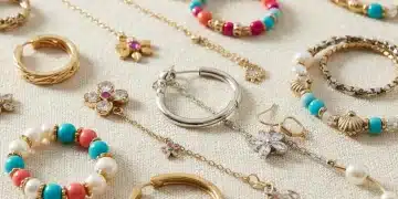 Bijoux fantaisie SHEIN été 2026 présentant des signes d'usure et d'oxydation sur un fond clair, illustrant la durabilité.