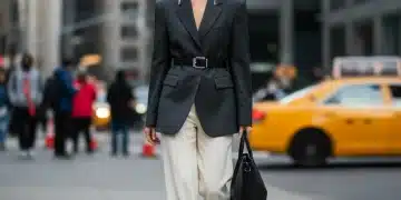 Accessoires Clés : Sublimez Votre Silhouette en 2026 Femme élégante avec ceinture structurée et boucles d'oreilles pendantes, optimisant sa silhouette.