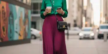Femme élégante dans une combinaison vert émeraude et magenta, reflet des tendances couleurs 2026