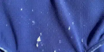 Maillot de bain SHEIN bleu avec signes d'usure après exposition au chlore et baignades répétées