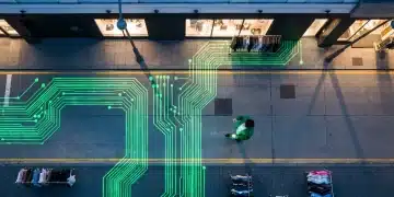 Photographie aérienne d'un quartier de la mode urbain au crépuscule, avec des traînées de données vertes lumineuses s'écoulant dans les rues, illustrant la vitesse des micro-tendances Shein.