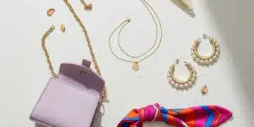 Assortiment d'accessoires Shein tendance pour 2026, incluant bijoux, sacs et accessoires cheveux, disposés élégamment.