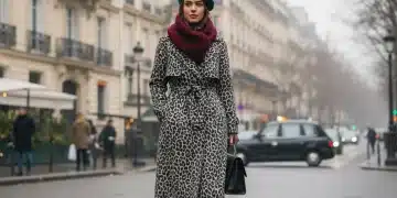 Femme élégante en manteau imprimé animalier hiver 2026 à Paris